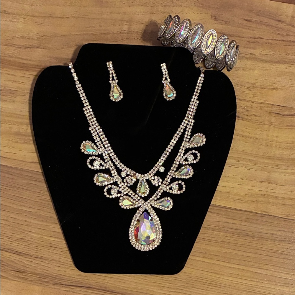 Elegant Silver and Iridescent Jewelry Set